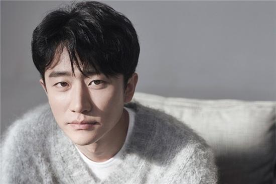 黄轩大理私人行程被拍 疑与美女新房同住