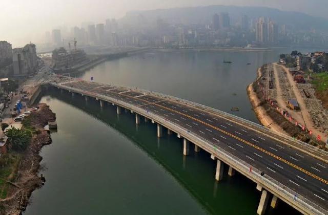 重庆这条建在水上的公路即将通车