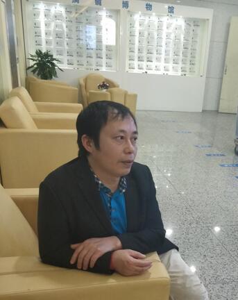 男子全家遗传性超高度近视 外出务工讨人嫌