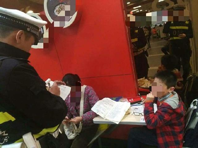 被妈妈用羽毛球拍拍了两下 10岁孩子报警称被家暴
