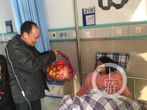 探访荣昌地震伤者:三楼围栏砖从她背后倒塌