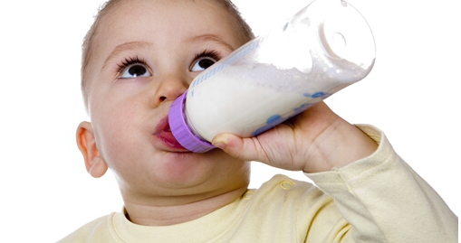 宝宝喝奶粉真的容易上火?可能是喂养方式不对