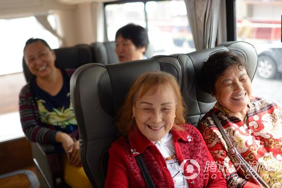 重阳节：社区空巢老人免费乘观光巴士游渝中