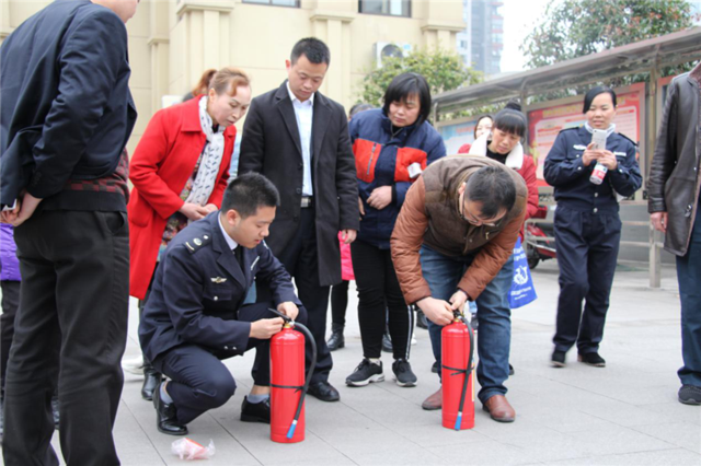 渝北仙桃街道百果路社区举行"消防应急逃生综合演练活动"