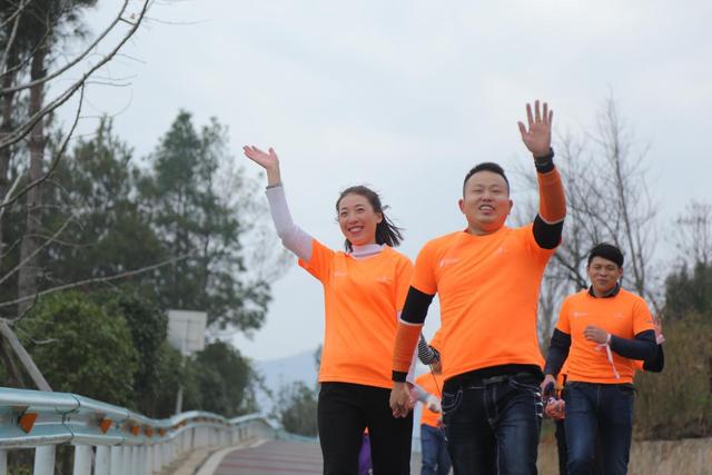 上千对情侣牵手跑3公里 向世界秀出恩爱