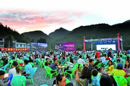 重庆市奉节县劳动人口_...工作人员为企业家们介绍投资项目 记者 蒋雨龙 摄