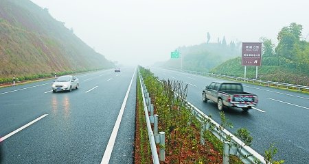 我国首条低碳环保高速公路渝蓉高速重庆段昨通