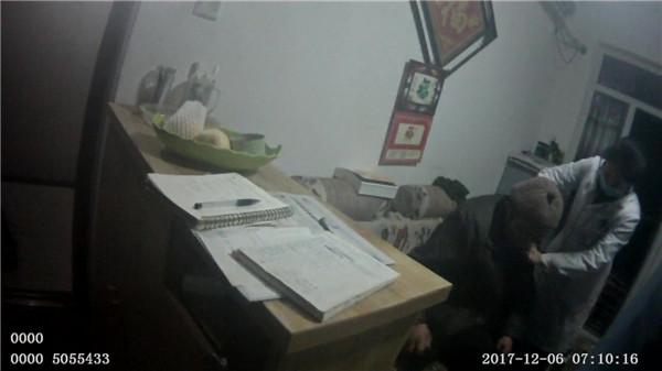 八旬独居老人突发疾病 只剩微弱意识拨通110
