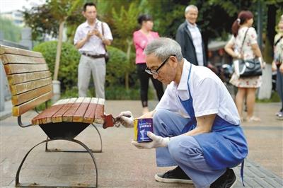 82岁板凳爷爷天天义务给街头凳椅刷漆（图）