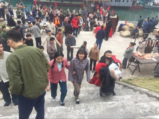 碰到姚笛别惊讶 因为她正在万州拍电影呢！