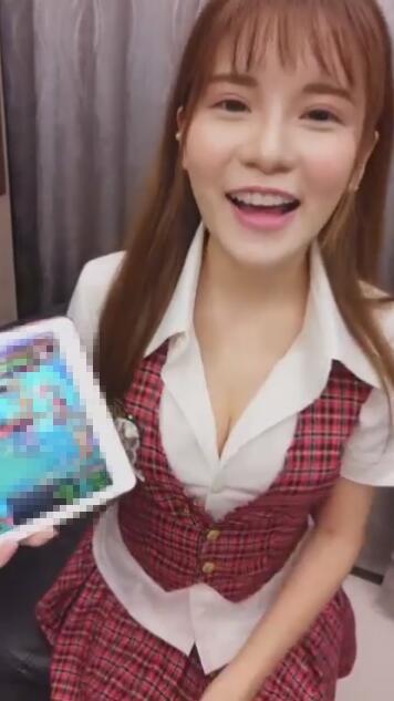 女主播直播与观众玩游戏脱衣服被吐槽