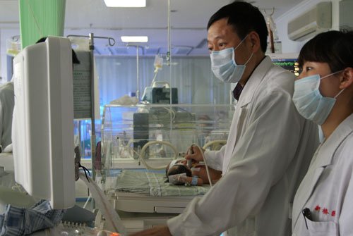 双头女婴转往重庆医治 专家:两姐妹无需分离