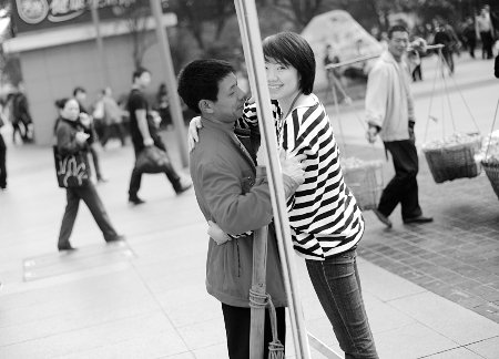 组图:拒绝冷漠力哥抱美女 街头拥抱传递温暖