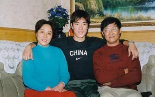 刘翔退役后先带父母游黄山 欲品尝全上海美食