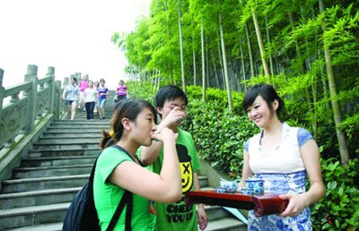 美女主播代言街道 穿旗袍秀茶艺 走街拉票_社