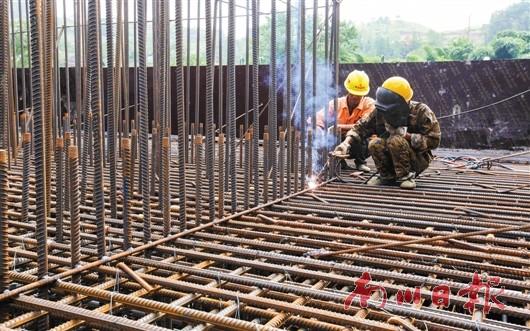 南两高速公路建设现场，凤嘴江特大桥建设正加快推进。