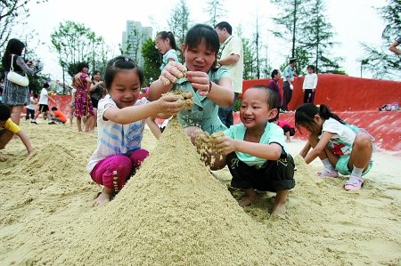 昨天8万人涌进儿童公园 今起一名成人带小孩免