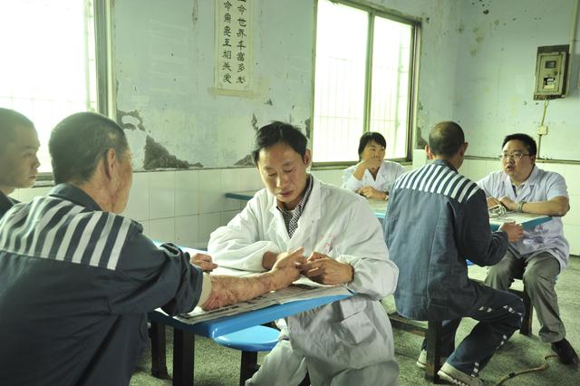 永川监狱"关爱助残" 为残疾服刑人员义诊
