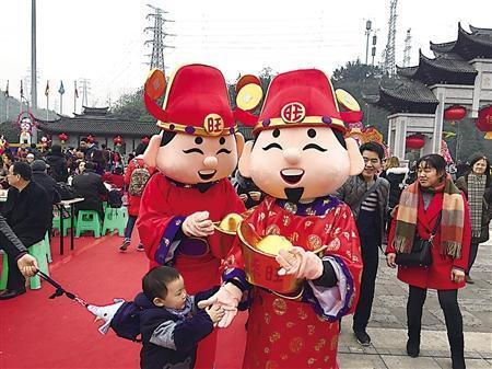 重庆最炫灯光秀璀璨开灯 上万人闪亮游园迎新年