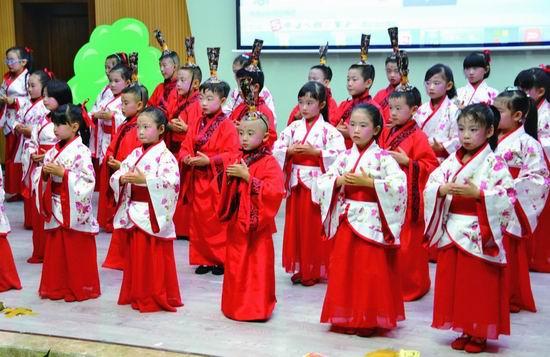 涪陵600余名小学新生行汉式开笔礼