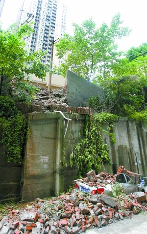 区白马凼附近,垮塌的围墙将一辆丰田轿车砸成了"敞篷车".高清图片