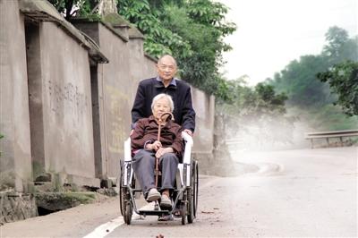 敬老院里姐弟恋:89岁老妇嫁给66岁老翁(图)
