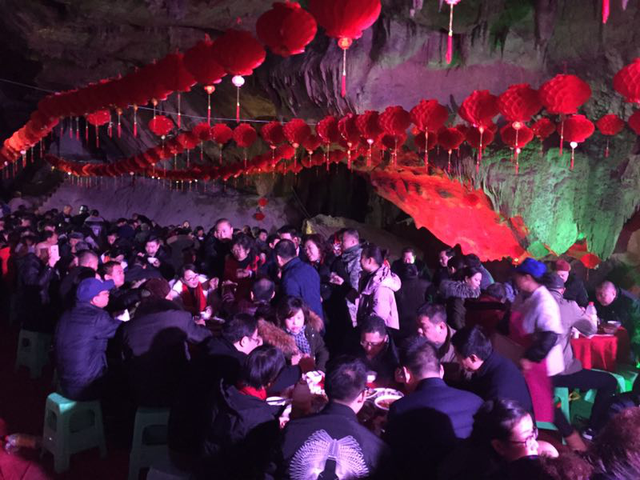 暖心！二仙洞洞藏酒宴请各界人士吃刨猪宴
