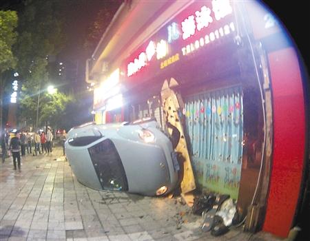 女子开车途中与男友吵架 操作不当连续撞物侧翻