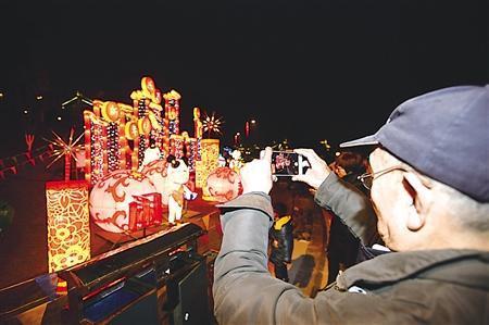 重庆最炫灯光秀璀璨开灯 上万人闪亮游园迎新年