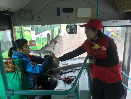志愿者为公交女司机及女乘客赠花表祝福（图）