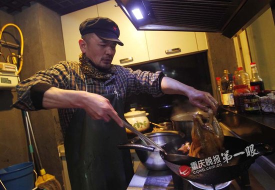 重庆标哥临场“寂寞乳鸽” 杀进《顶级厨师》_大渝网_腾讯网