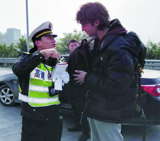 涪陵:法国小伙险闯高速公路 只为搭个顺风车