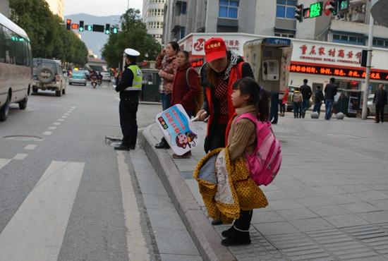 黔江警方携手志愿者 上路规劝不文明行为(图)