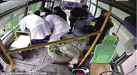 乘客公交车上突发疾病晕倒 众人上演生死救援