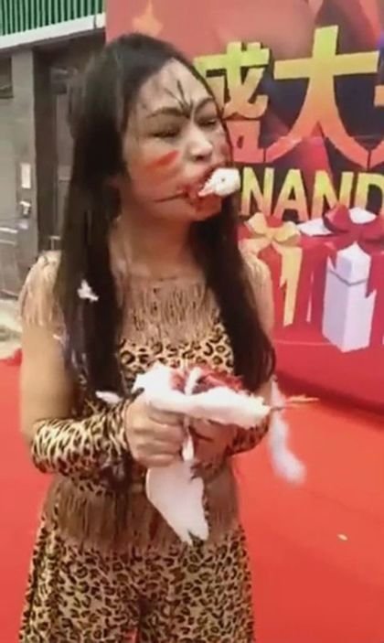 重口味！重庆女子继表演生吃蛇后又活吞鸽子咬断头