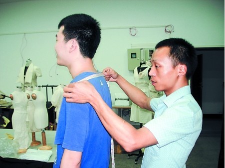 双选会上觅得商机 大学生卖学子西服