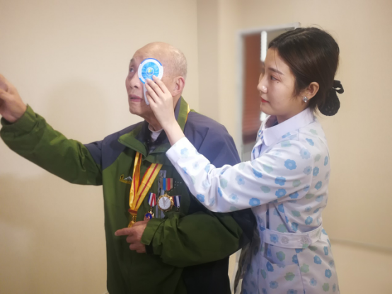 九旬抗战老兵获多方救助重见光明