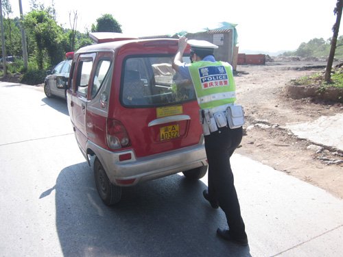 残疾人三轮车高温下突然熄火 交巡警烈日推车