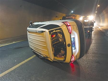 小车超速行驶 高速隧道内侧翻