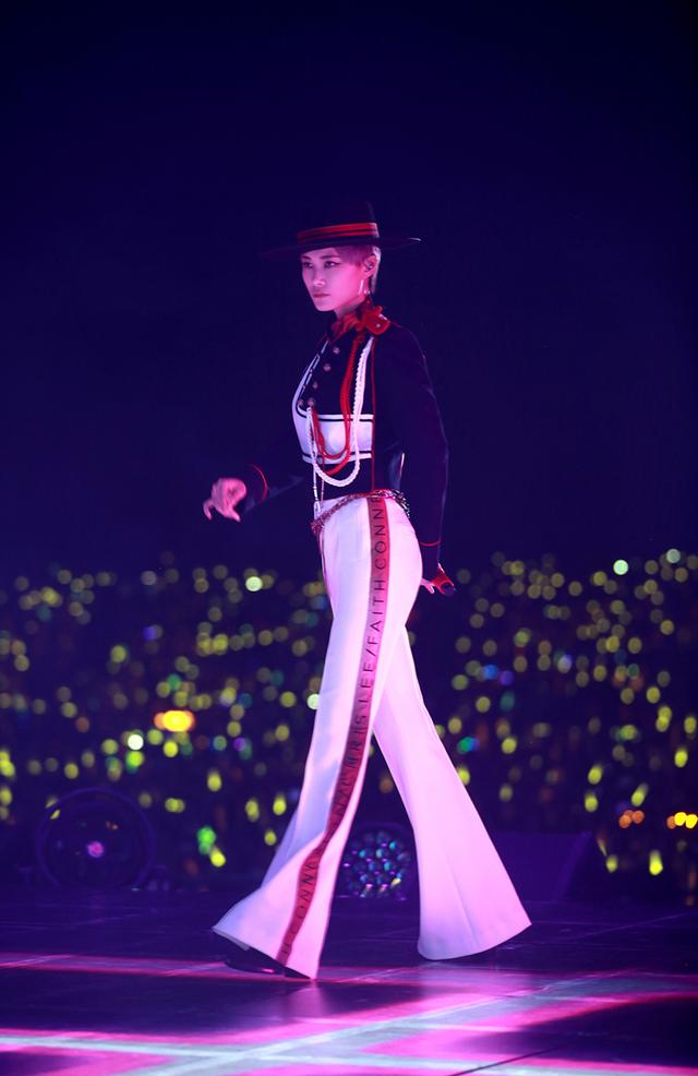 李宇春为重庆献上浪漫情歌连唱 巡演收官致谢