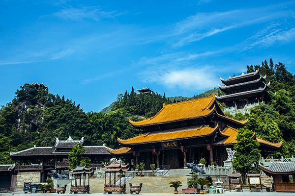 矗立在彭水的苗家古城 上万人的祭祀典礼