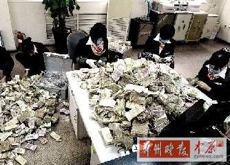 男子拉16万多零钱存钱银行员工数到手抽筋（图）