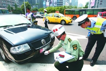 3小车非法安装警报器+司机当场被罚200元(图