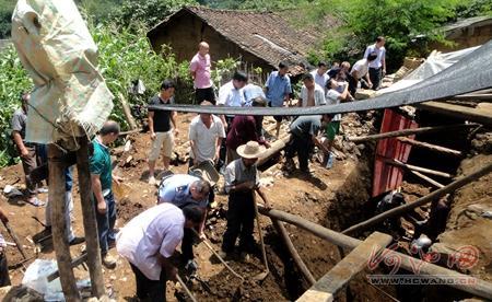 广西河池村民自建住房地基发生垮塌 致3死4伤