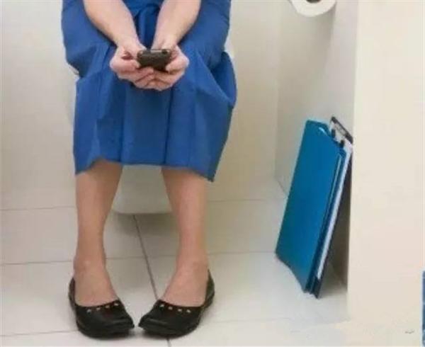 上厕所玩手机究竟有啥危害?