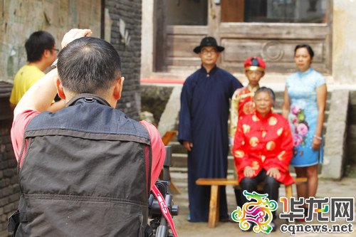 101岁老人四世同堂 民国街拍全家福