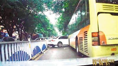 男子开公司的二手车被追尾 自己还要掏3万多贬