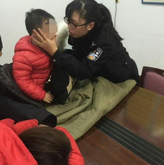 痛心！妈妈轻生投江 一双儿女哭喊着紧随其后