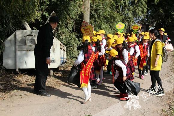 阳春三月学雷锋 永川一群少年进村颂家风
