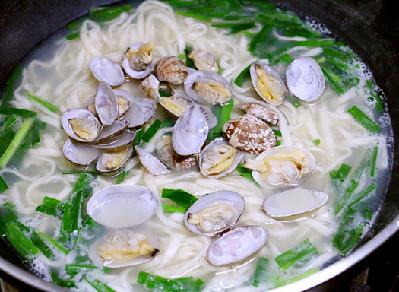 属于这个季节的清爽味道 花蛤韭菜汤面